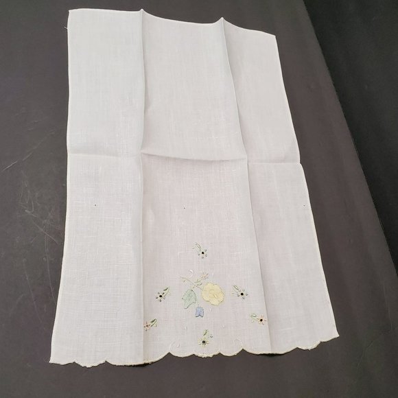 Vintage Embroidered Guest Towel, Fingertip, Embroidery, Applique ,Floral, Linens - Picture 3 of 7